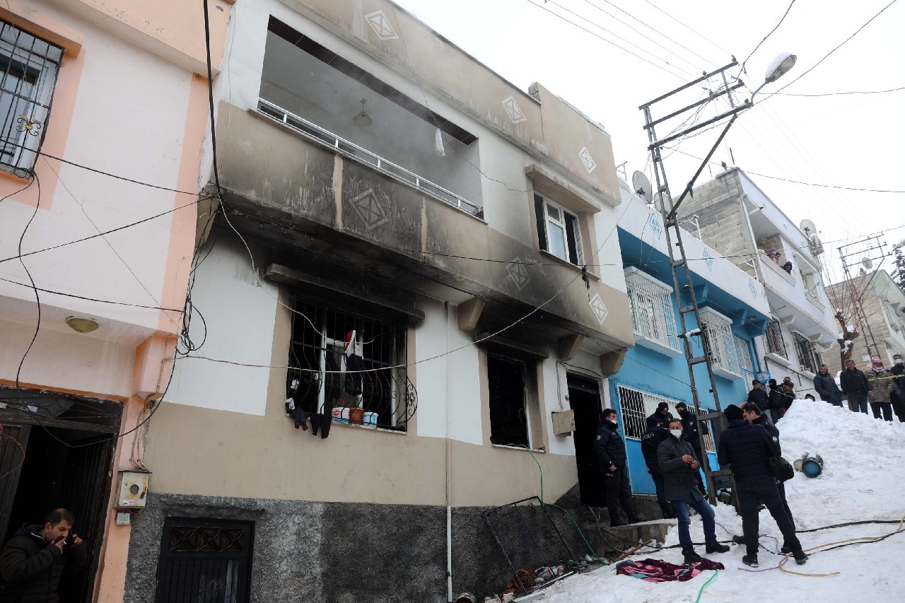Evde çıkan yangında 2 kardeş öldü