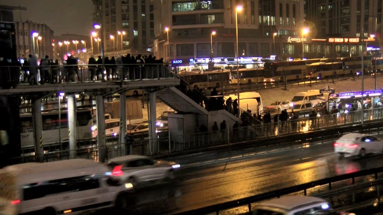 Metrobüs duraklarında kar yoğunluğu