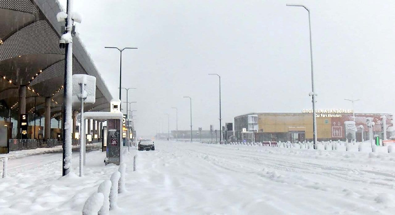 Uçuşlar durdu, yolcular havalimanında kaldı