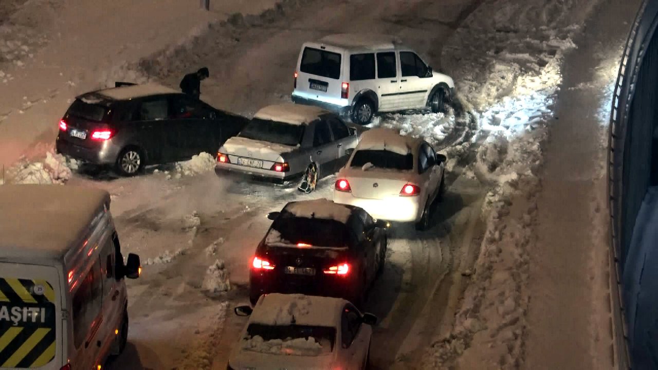 D-100 Karayolu'nda mahsur kaldılar