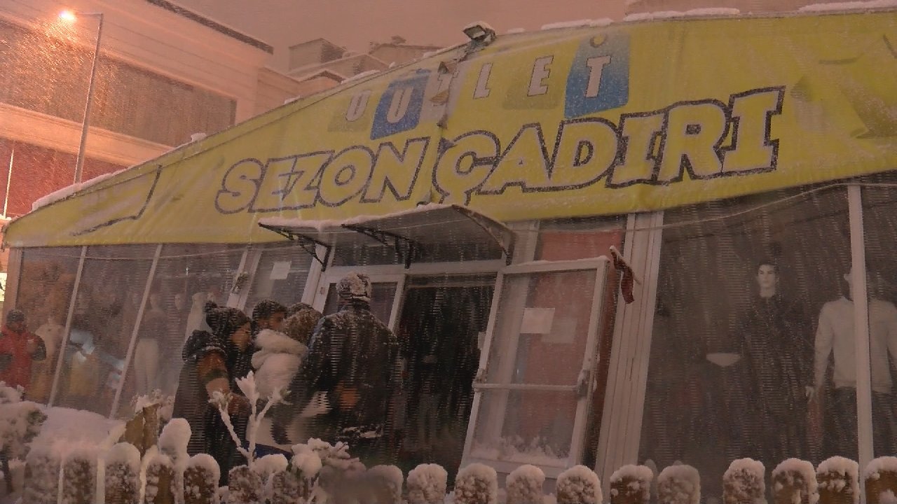 İş yeri kar nedeniyle yıkılma tehlikesi geçirdi