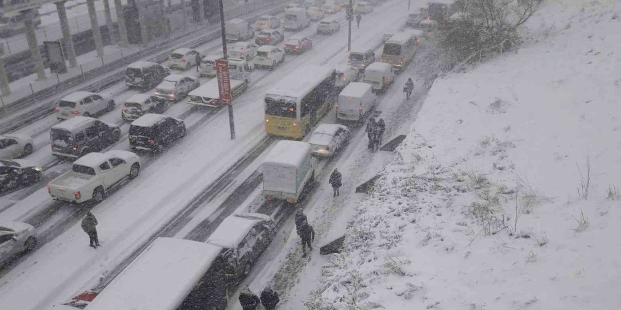 İstanbul Valisi'nden özel araç duyurusu: Saat 13.00'e kadar yasak
