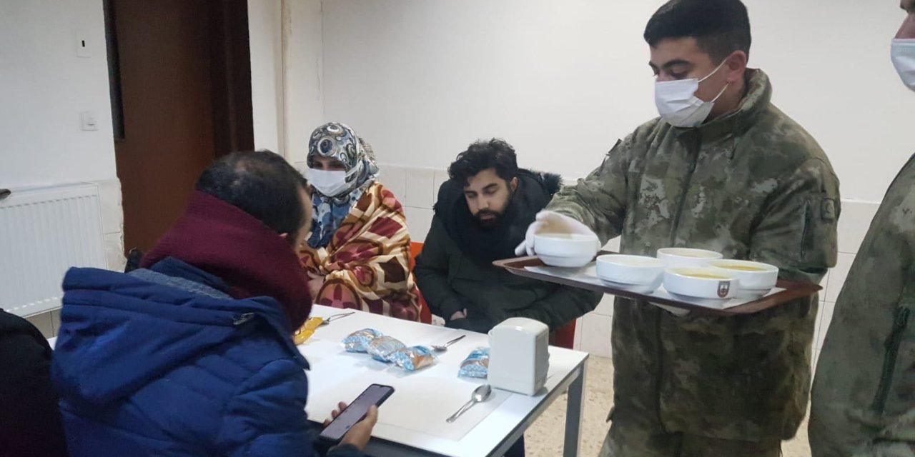 Hadımköy'de mahsur kalan 71 kişi geceyi kışlada geçirdi