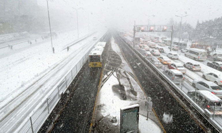 Özel araçlara izin verilmedi: Trafik yoğunluğu oluştu