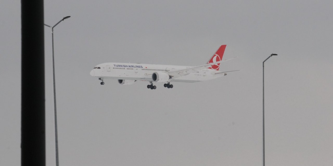 İstanbul Havalimanı'na kar sonrası ilk uçak iniş yaptı