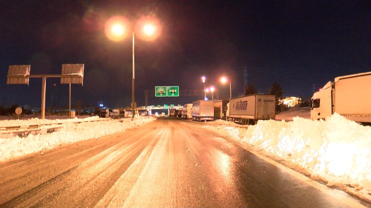 TEM ve D-100'de park edilen araçlar alınmayı bekliyor