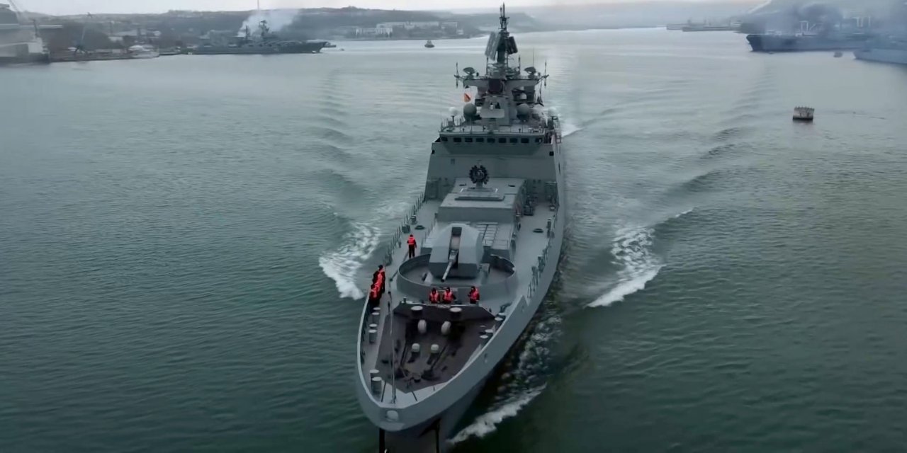 Rus savaş gemileri Karadeniz'de gövde gösterisinde