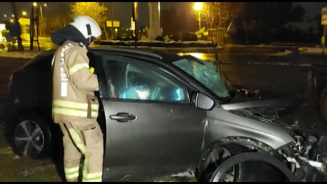 Tuzla'da otomobil iş makinasına çarptı: 2 yaralı