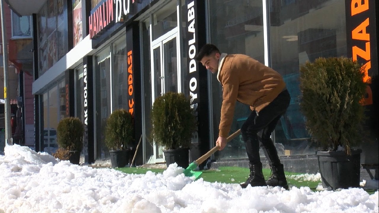 Kar temizlerken ölümden döndü