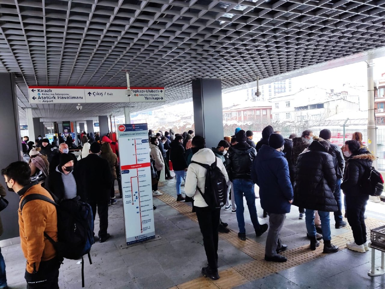 Metro arızalanması sonu yolcular yarım saat bekledi