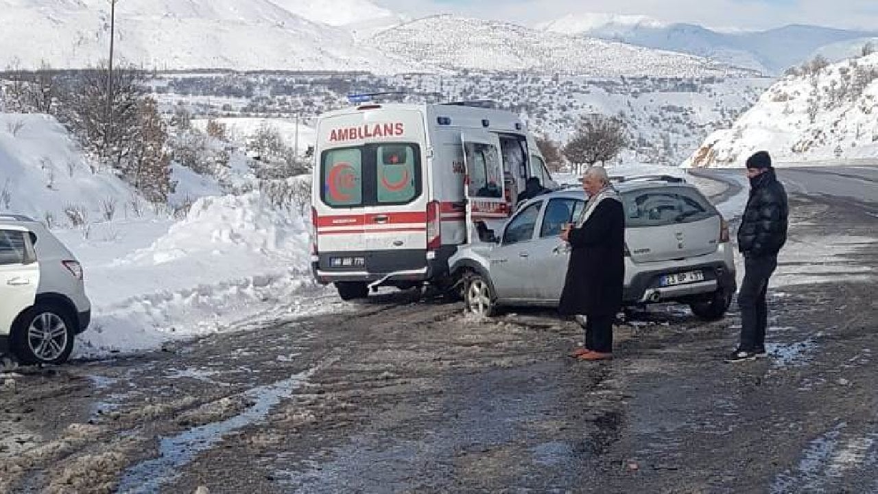 Malatya'da otomobiller çarpıştı: 9 yaralı