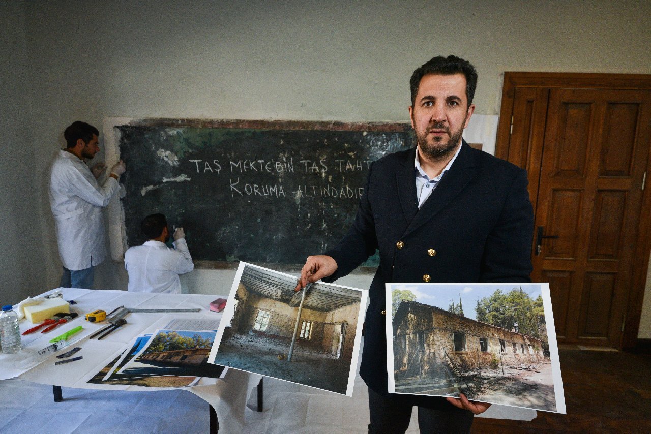 90 yıllık taş mektebin taş tahtası, sıva altından çıktı