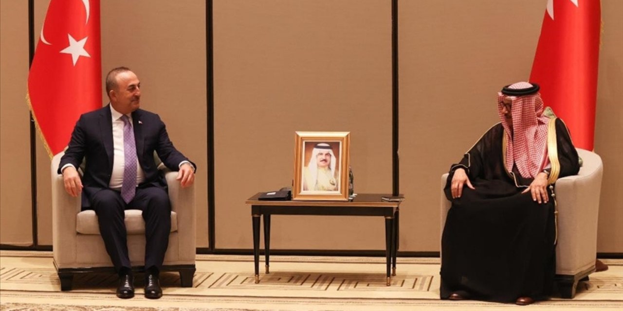 Dışişleri Bakanı Çavuşoğlu, Bahreyn'de mevkidaşı Zeyyani ile görüştü