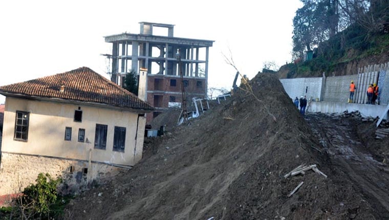 Sürmene'de büyük tehlike, binalar boşaltılıyor