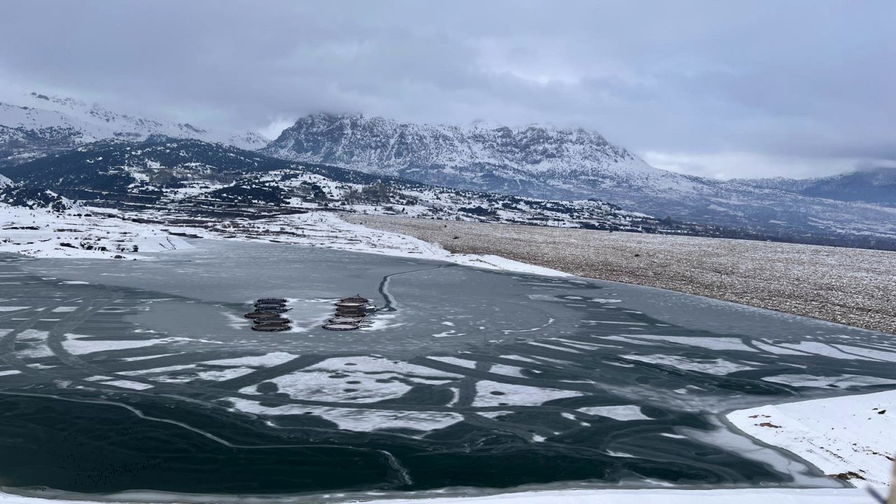 Barajdaki balıklar buzlar kırılarak yemlendi