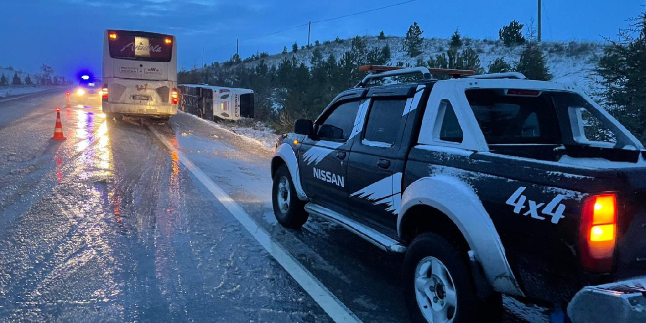 Gizli buzlanma nedeniyle yolcu otobüsü devrildi: 8 yaralı