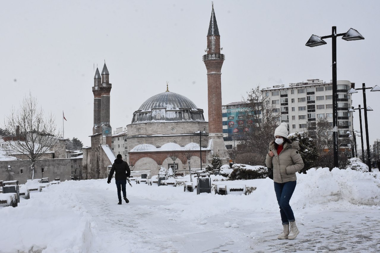 Sivas'ta kar yağışı; 731 yerleşim yeri yolu kapalı, okullar tatil