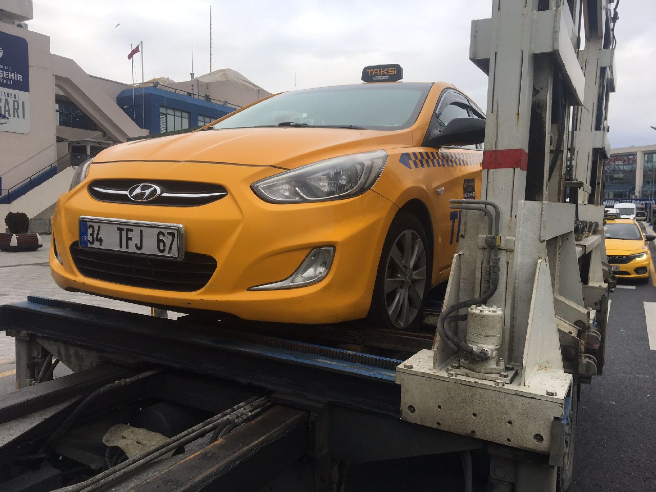 Kadın yolcuyu taksiden indiren taksicinin belgesi iptal edildi