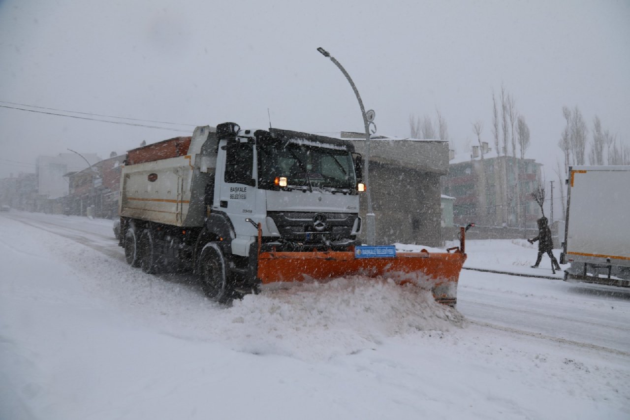 Van'da 37 yerleşim yeri ulaşıma kapandı: Başkale'de okullar tatil