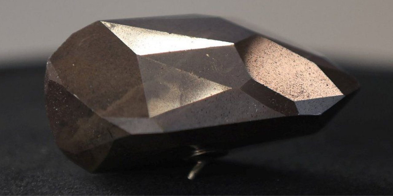 Milyarlarca yıllık kara elmas 'Enigma' beklenenden ucuza gitti