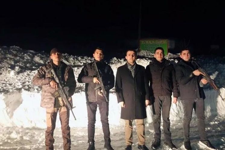 Valilikten silahlı kaymakam açıklaması: Onore etmek için çektirmiş