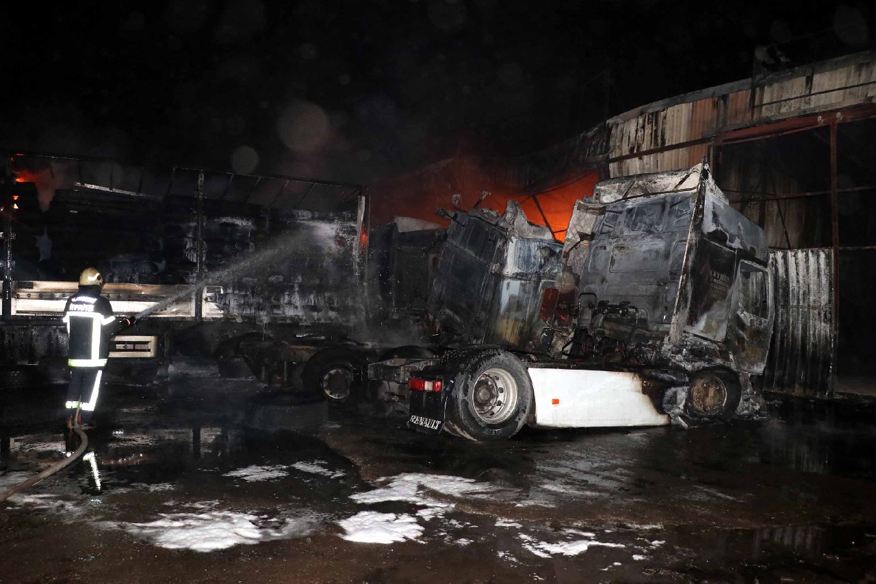 Nakliyeciler sitesinde yangın! Çok sayıda dikkan ve TIR yandı