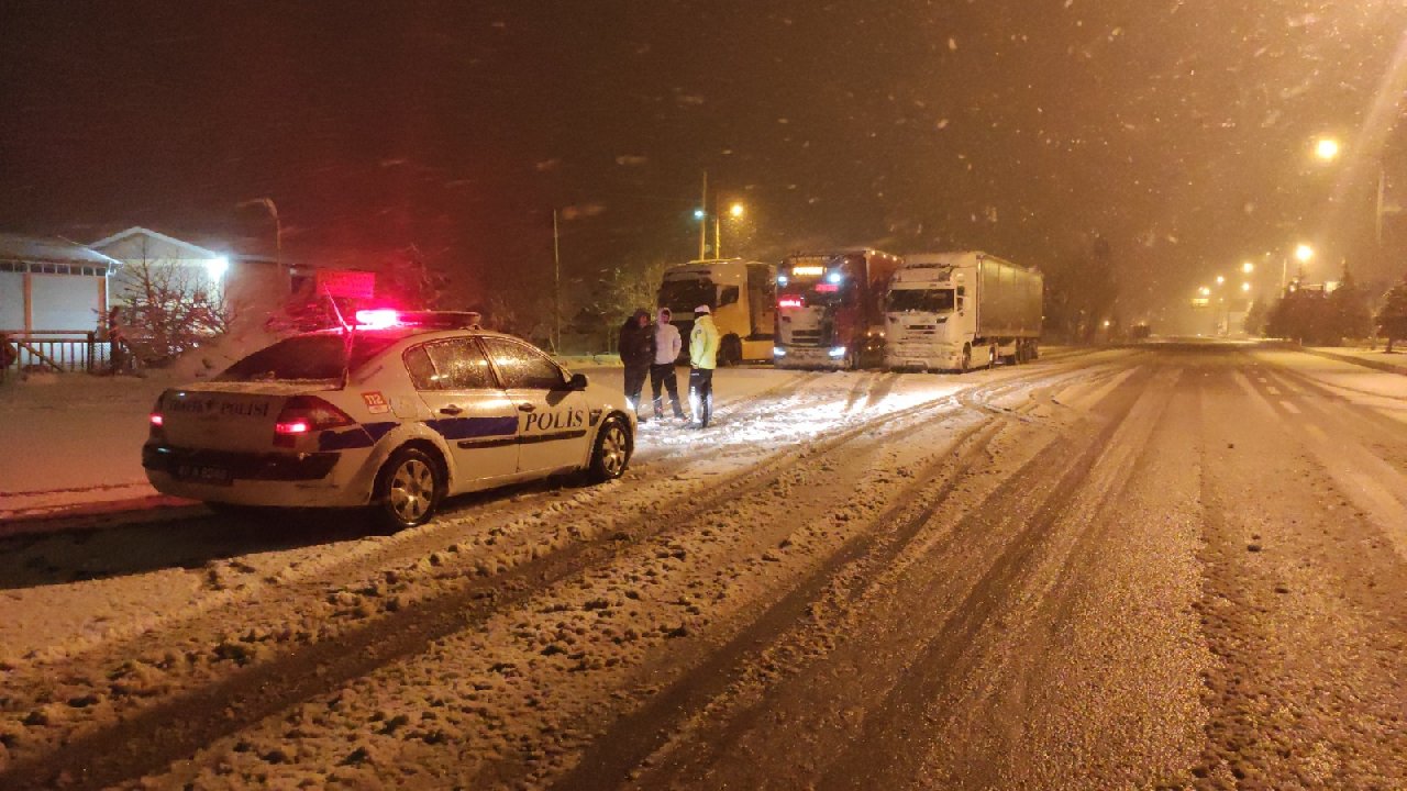 Konya- Antalya yolunda kar yağışı ulaşımı aksatıyor