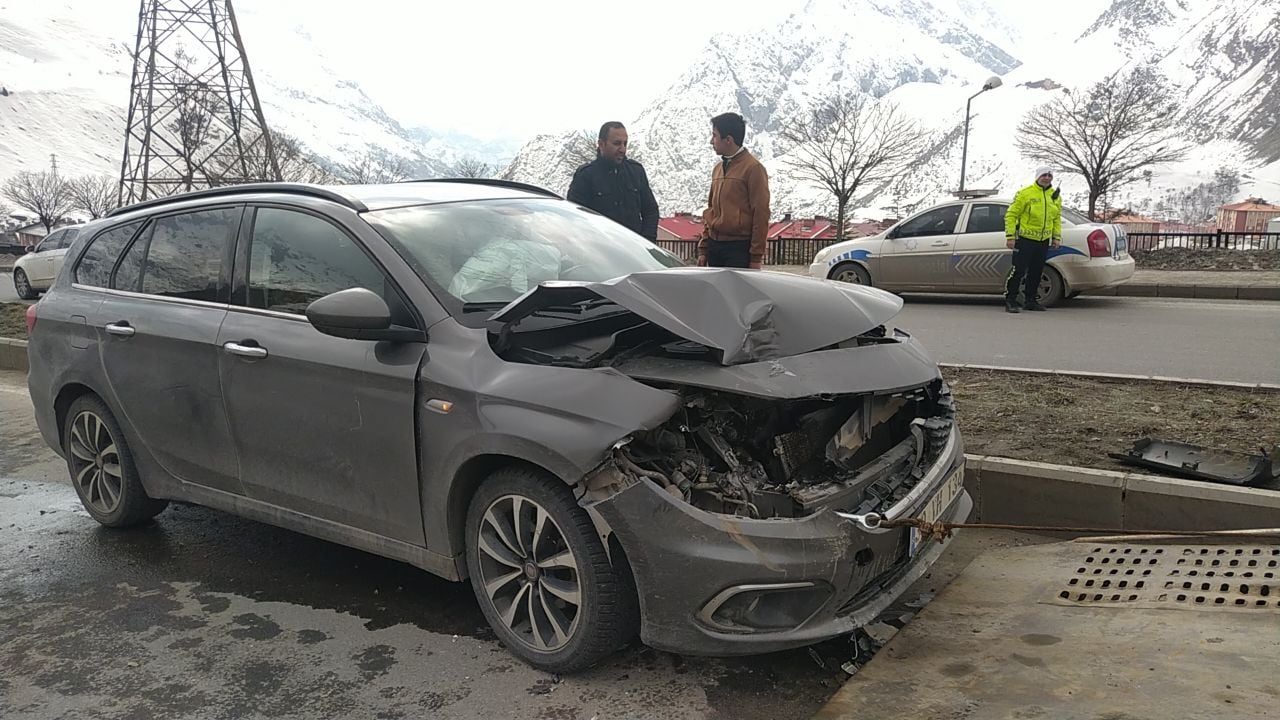 HDP'li vekil Sait Dede'nin otomobili, minibüse çarptı: 2 yaralı