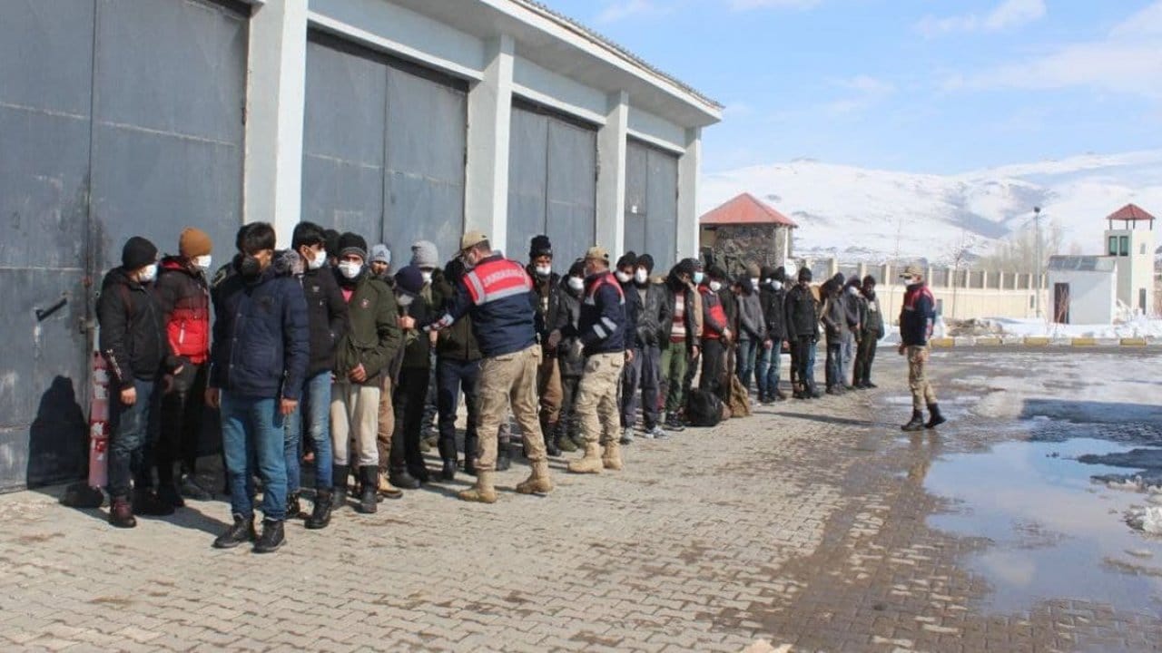 2 minibüsten 107 göçmen çıktı