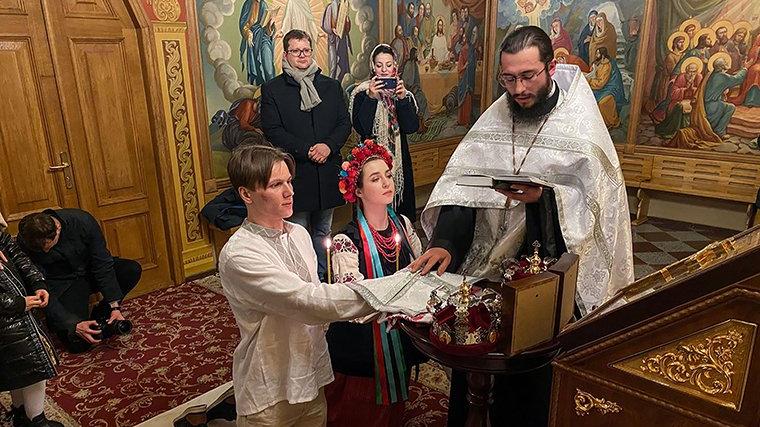 Ukraynalı çift siren seslerinin eşliğinde evlendi