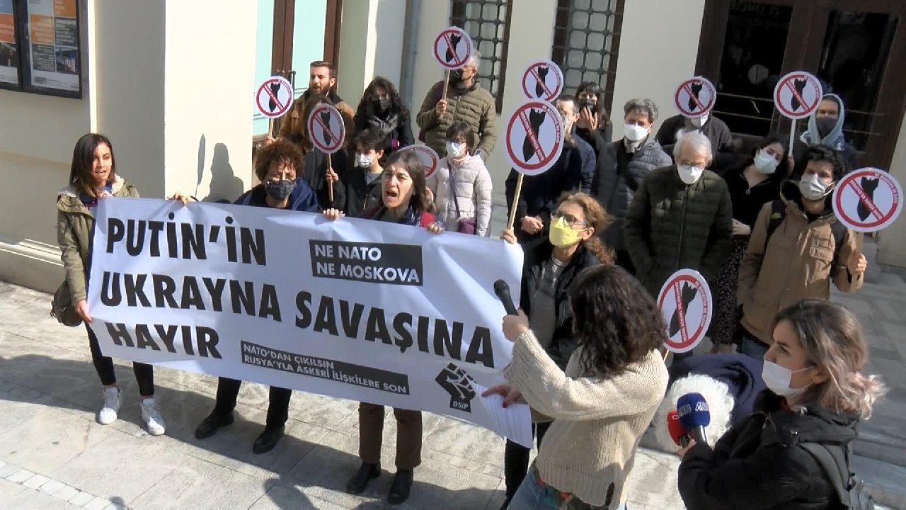 Kadıköy'de Rusya'nın Ukrayna'ya saldırısı protesto edildi