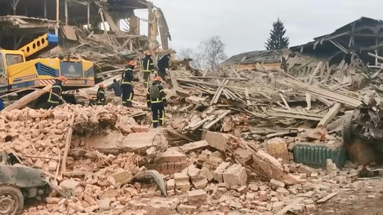 Ukrayna'da yıkılan yerleşim yerlerinde kurtarma çalışmaları sürüyor