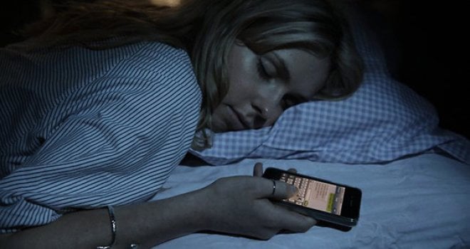 Cep telefonu ile uyumanın korkunç zararları...