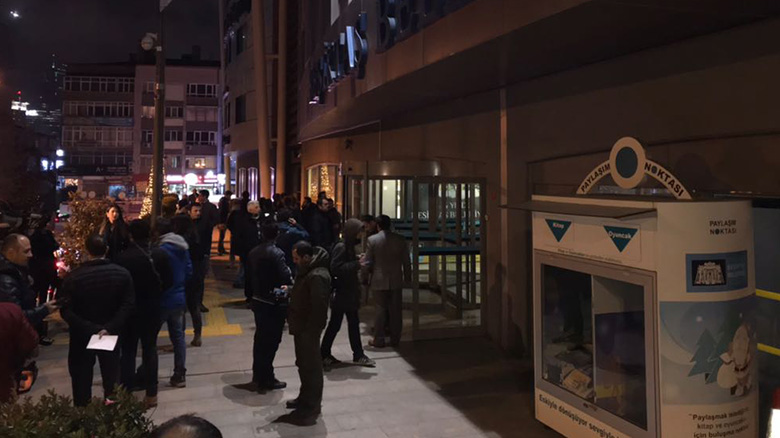 Beşiktaş Belediyesi önünde Hazinedar'a destek gösterisi, kalabalık artıyor!