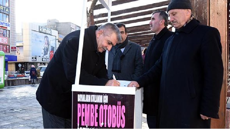 Erkekler "pembe otobüs" için imza topladı!