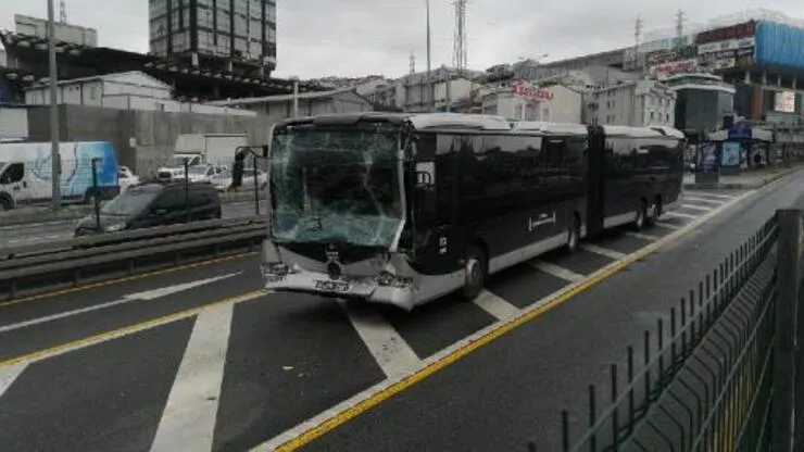 Esenyurt'ta metrobüs kazası: 7 yolcu yaralandı