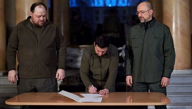 Zelenski: AB'ye katılım başvurusunu imzaladım