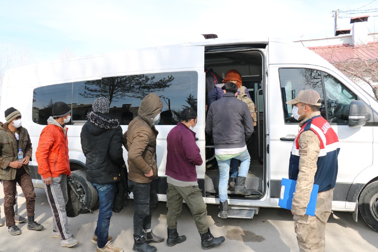 Van'da dere yatağına gizlenmiş 116 kaçak göçmen yakalandı