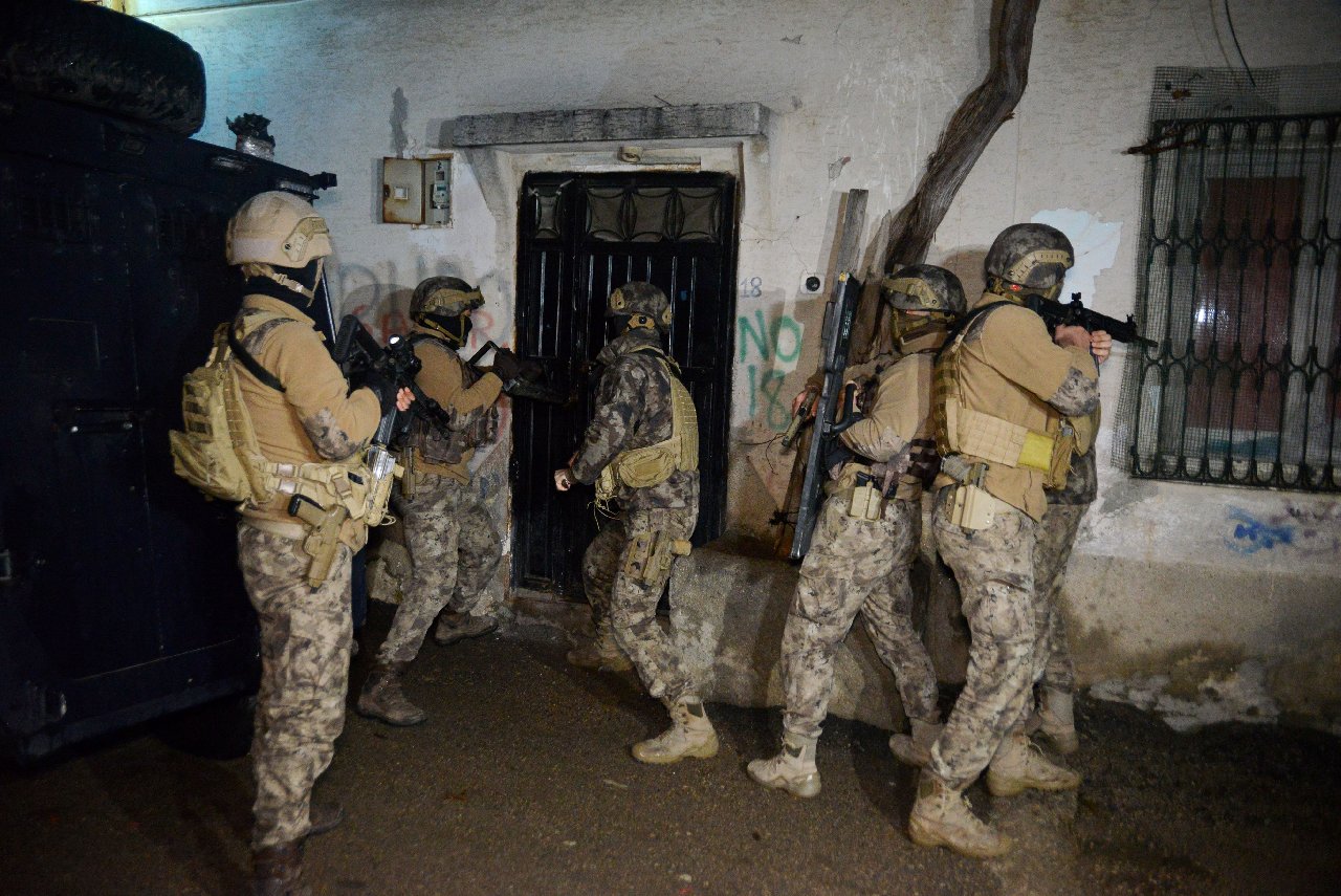 IŞİD operasyonunda kapısı açılmayan eve 'zırhlı araç' ile müdahale