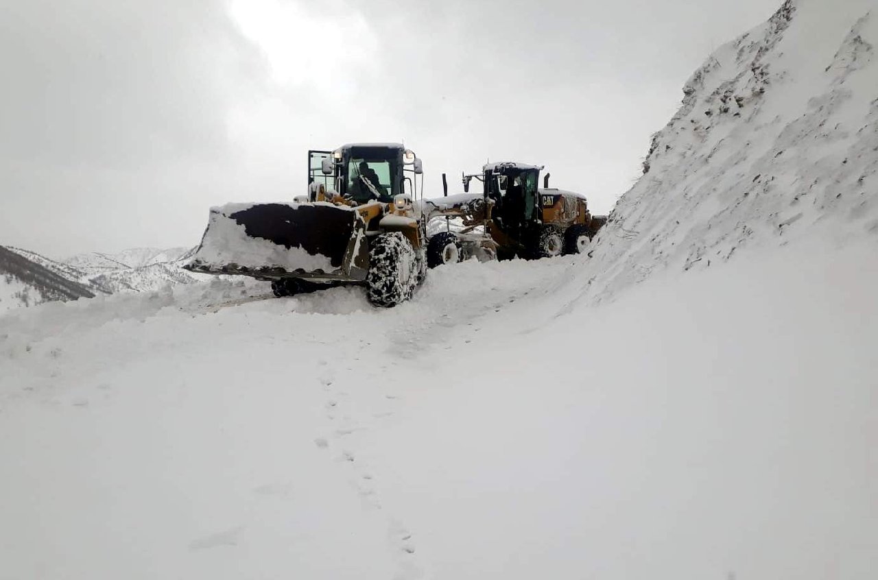 Kar nedeniyle yolda mahsur kalan öğretmenler kurtarıldı