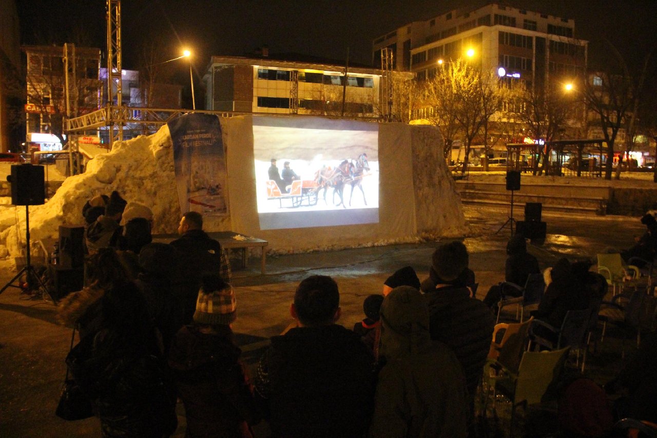 Kardan beyaz perdede film izlediler