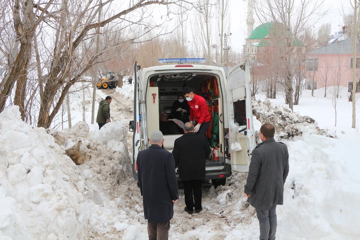 Karla kapalı köyde KOAH hastası 3 saat sonra hastaneye yetiştirildi