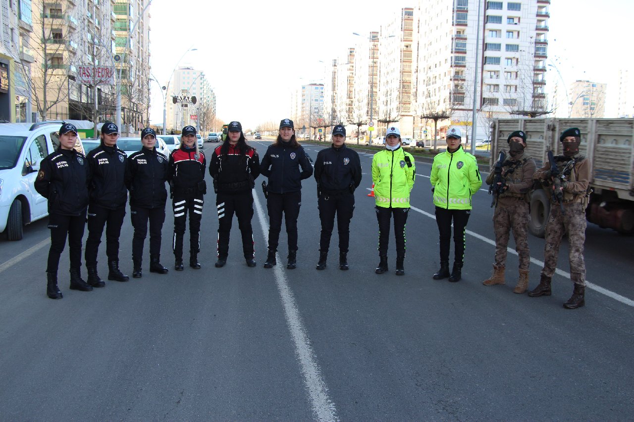 8 Mart'a özel kadınlardan oluşan polis timi