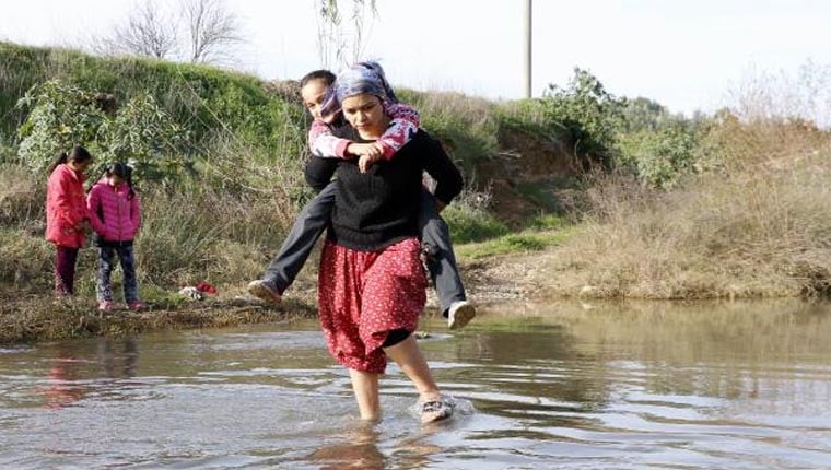 Her gün okula böyle gidiyor: Okul yolunda köprü çilesi