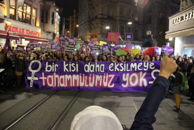 Ünlülerden Kadınlar Günü mesajları