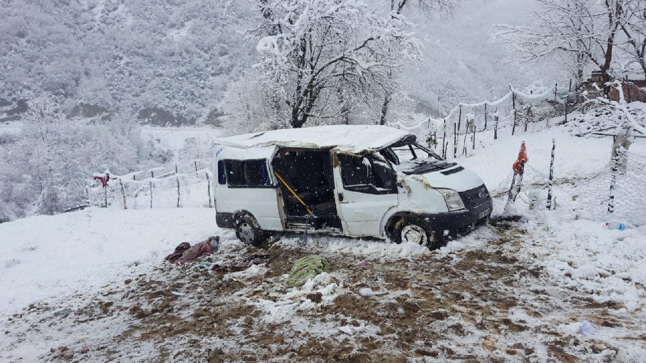 Öğrenci servisi takla attı: 1 ölü, 7 yaralı