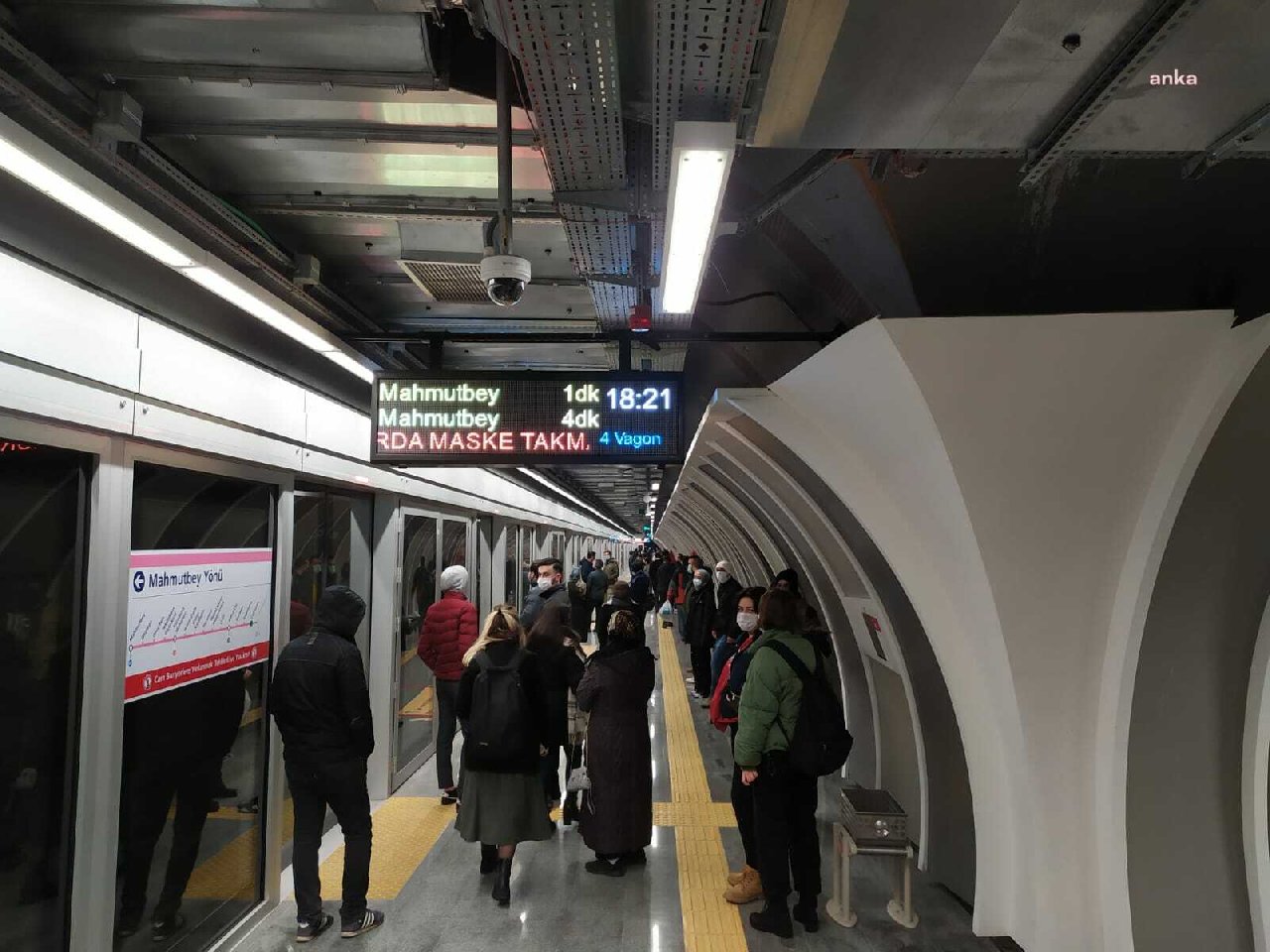 İstanbul'da kar alarmı: Metro seferleri uzatıldı