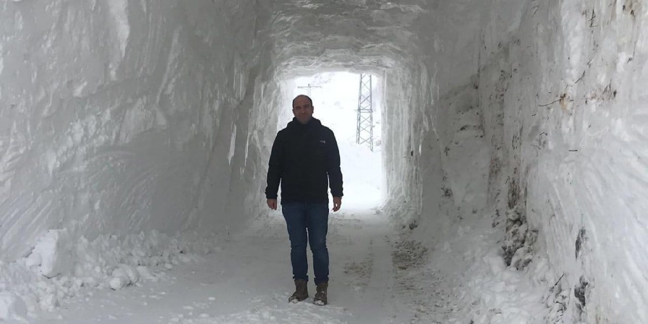Kar kütlesinin içine tünel açtılar