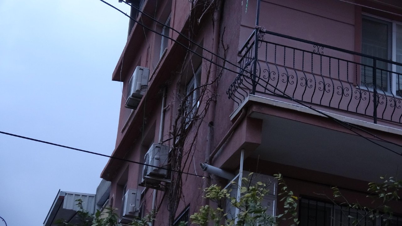 Balkondan asma ağacını budarken düşüp öldü