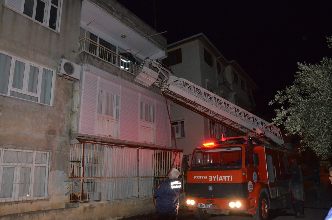 Prize takılı radyonun fişi yangına neden oldu